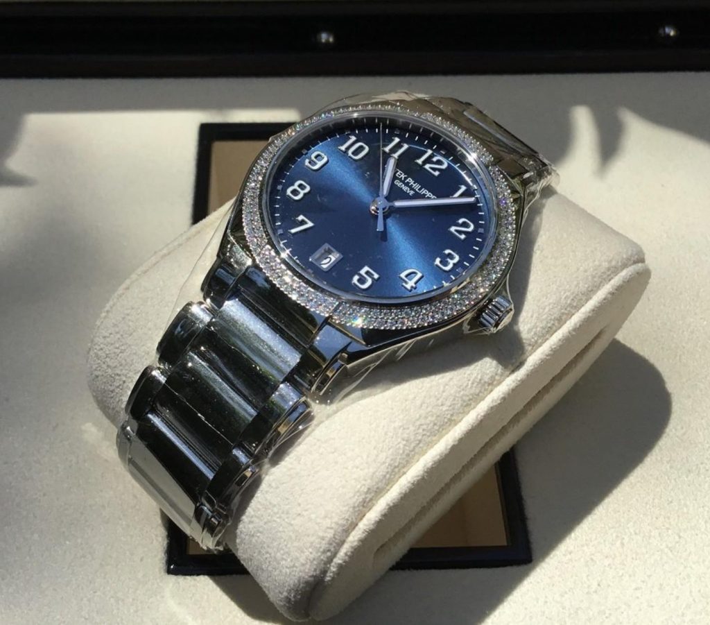The blue dial fake watch is designed for women.